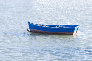 vieja barca en el mar, de color azul