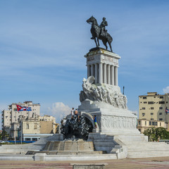 Fototapeta premium Kuba; Am Malecon von Havanna, Statue von Maximo Gomez Baez.