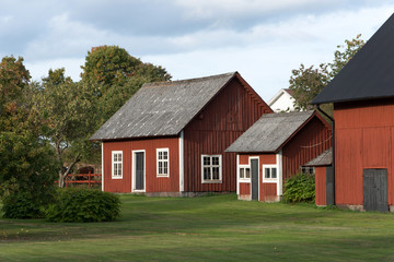 Fototapeta na wymiar Bauernhof mit roten Stallungen Korsberga, Smaland Schweden 