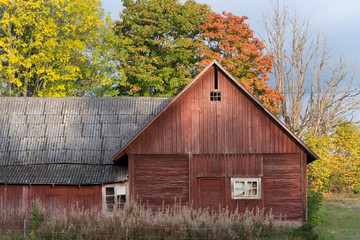 Bauernhof-Scheune bei Ramkvilla im Herbst , Smaland Schweden