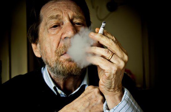 Uomo anziano, fumatore, tabagismo.