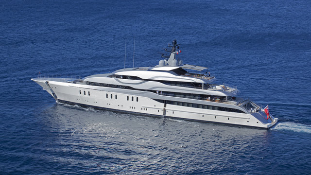Bateau de croisi&egrave;re en mer M&eacute;diterran&eacute;e, yacht de luxe au bord de la c&ocirc;te Corse, France