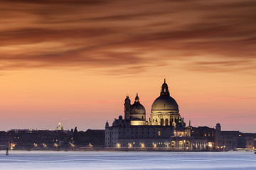 Fototapeta na wymiar Venedig zum Sonnenuntergang mit Blick zur Basilica di Santa Mari