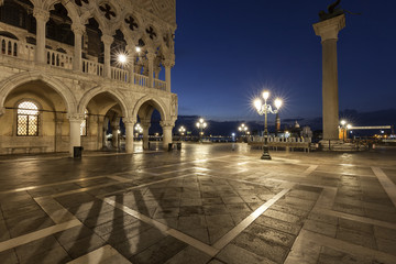 Fototapeta premium Plac Świętego Marka w Wenecji nocą z widokiem na Pałac Dożów