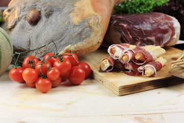 assaggi di prosciutto crudo con pomodori