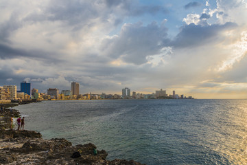 Kuba;  " Am Malecon von Havanna "  beim Sonnenuntergang.