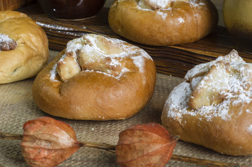 kołacze drożdżowe, drożdżówki z posypką cukrem pudrem i kruszonką, yeast cake with poppy seeds