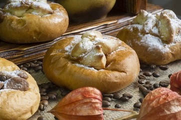 kołacze drożdżowe, drożdżówki z posypką cukrem pudrem i kruszonką, yeast cake with poppy seeds