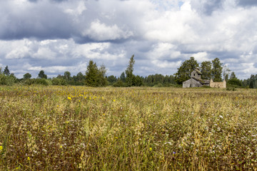 Verlassener Bauernhof in Lettland