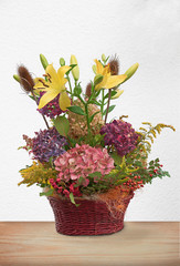 Weidenkörbchen mit herbstlichen Blumen