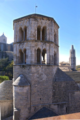 Girona ciudad vista desde el  de la antigua muralla viendo vistas edificios singulares y antiguos y...