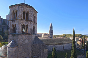 Girona ciudad vista desde el  de la antigua muralla viendo vistas edificios singulares y antiguos y arquitectura artistica