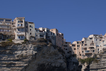 Fototapeta na wymiar Village en bord de falaise sur la mer, Bonifaccio, Corse, France