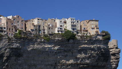 Fototapeta na wymiar Village en bord de falaise, Bonifaccio, Corse, Méditerranée, France