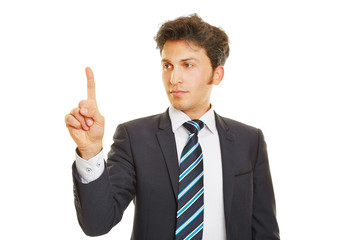 Geschäftsmann drückt Finger auf Touchscreen