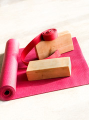 Mata do jogi oraz drewniane pomoce do ćwiczeń. - 125623826