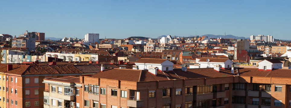 Panorama de azoteas y tejados de ciudad en Leon España © Siur