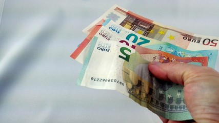 mit Geldscheinen bezahlen
