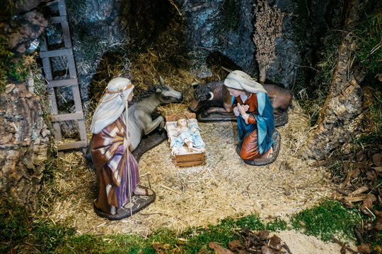 Nativity scene figurines