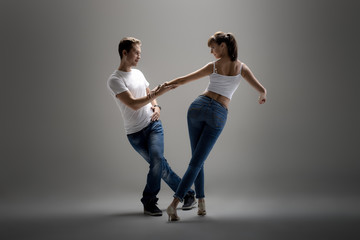 couple dancing social danse