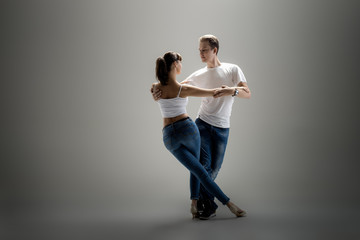 couple dancing social danse