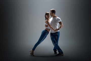 couple dancing social danse