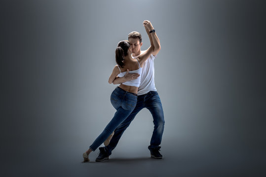 couple dancing social danse