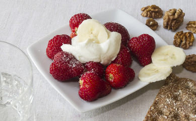 słodki deser z świeżych czerwonych truskawek na białym talerzyku,   dessert with strawberries