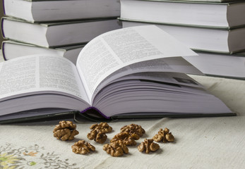 łupane orzechy włoskie na tle książek © Krzysztof Matloch