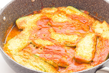 Cook the zucchini with tomato