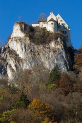 Fototapeta na wymiar Südseite des Schlosses Werenwag im Oberen Donautal