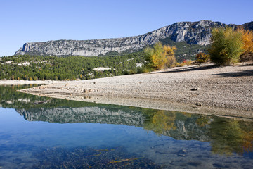 Fototapeta na wymiar lac de sainte croix