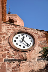 Fototapeta na wymiar El reloj del pueblo. Reloj grande que señala las horas a todo el pueblo. 