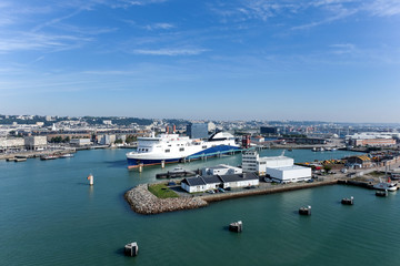 Fototapeta na wymiar Hafen von Le Havre mit Fähre