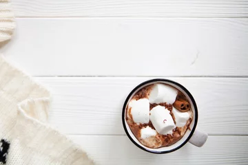 Deurstickers Chocolade Kop warme chocolademelk met marshmallows in een keramische kop op witte wo