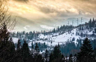 Fototapete Wald im Nebel Dorf in den verschneiten Bergen