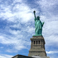 Obraz premium Statue of Liberty with cloudy blue sky, New York