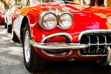 Deurstickers Koplampen van een rode vintage auto © bodiaphoto