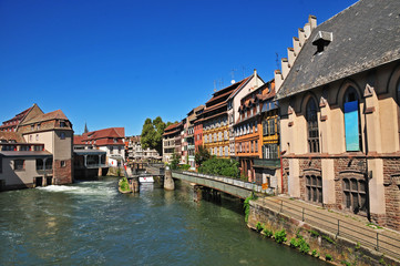 Fototapeta na wymiar Strasburgo - Strasbourg, canali e antiche case - Alsazia - Francia