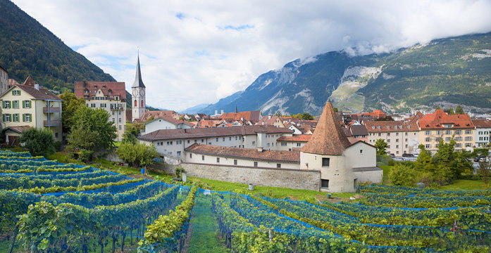 Altstadt von Chur in Graubünden und Weinberge