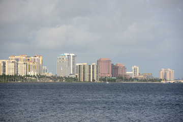 Obraz premium West Palm Beach Skyline by the sea, Palm Beach, Florida, USA.