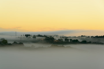 Morgennebel Landschaft in der Toskana nahe Siena