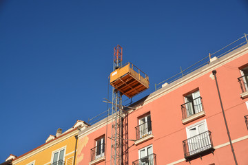 grúa elevadora en una fachada