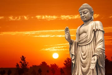 Foto auf Acrylglas Buddha Große Buddha-Statue am Sonnenunterganghimmel