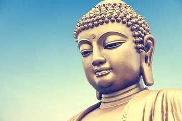 Crédence de cuisine en verre imprimé Bouddha Statue de Bouddha sur le ciel bleu
