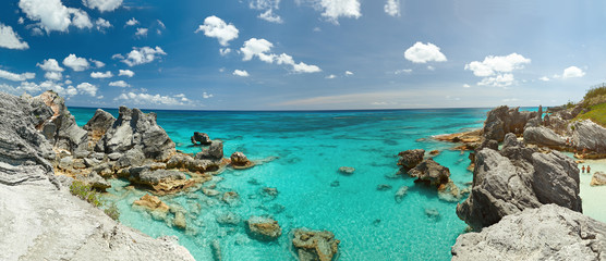 Panorama van de rotsachtige kust van Bermuda