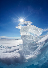 Ijsschots en zon op het winter Baikal-meer