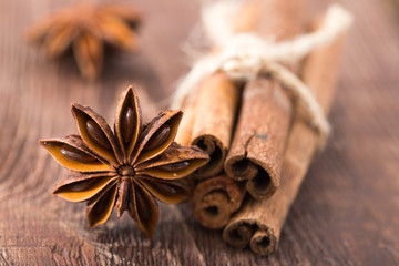 Obraz na płótnie Canvas cinnamon and star anise on a wooden background . close-up