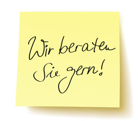 Quadratisches gelbes Postit mit Aufschrift: &bdquo;Wir beraten Sie gern!&ldquo; / handschriftlich, Vektor, freigestellt