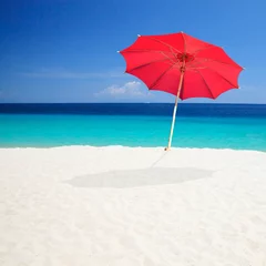 Tableaux ronds sur plexiglas Plage et mer Parasols rouges avec fond de ciel.